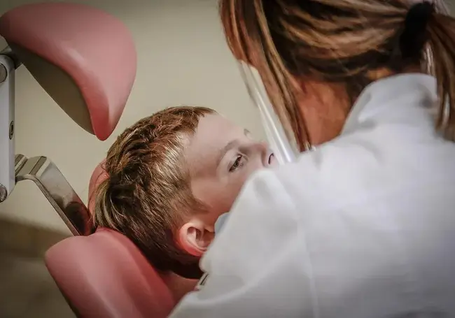 Где подростку лечить зубы – во взрослой или детской стоматологии? Спрашивает читатель
