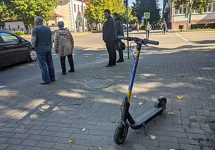 Электросамокатчики станут водителями, велосипедистам нужно спешиваться. Как предлагают изменить ПДД