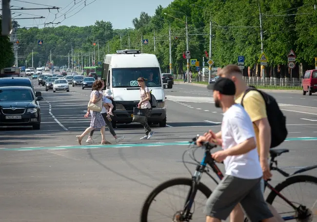 «Хотелось бы обратиться к водителям, которые тормозят автобусы в метре от остановки». Жизнь глазами читателей