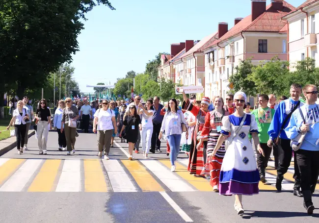 Праздничное шествие участников фестиваля «Венок дружбы» в Бобруйске: наш фото-видеорепортаж