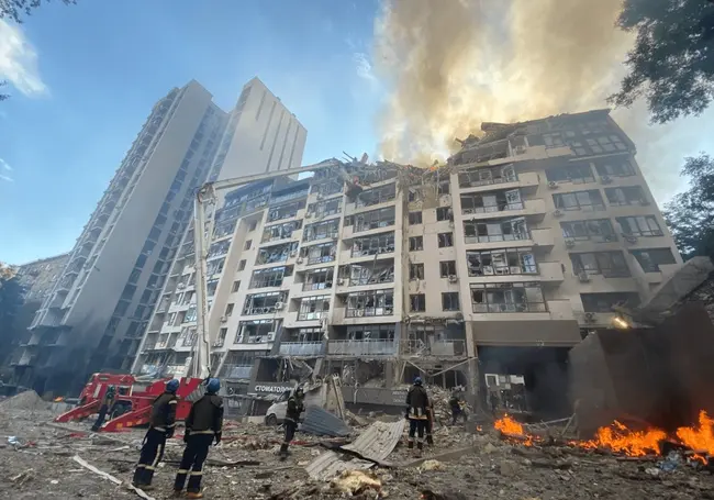 Нанесен новый удар по Киеву. Разрушен жилой дом, под завалами люди (фото, видео)