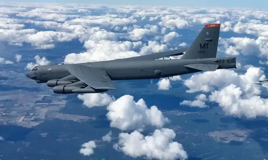 Ядерный бомбардировщик США и польские истребители пролетели вдоль границы России. Фото: Twitter Мариуса Блащака.