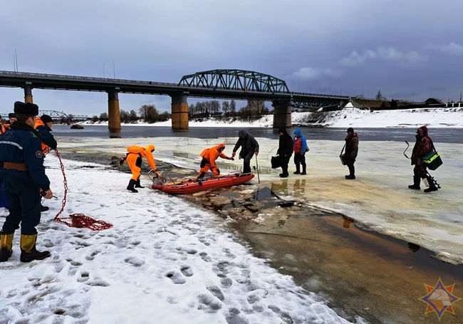 Более 20 рыбаков в Полоцке едва не застряли на льдине на Западной Двине