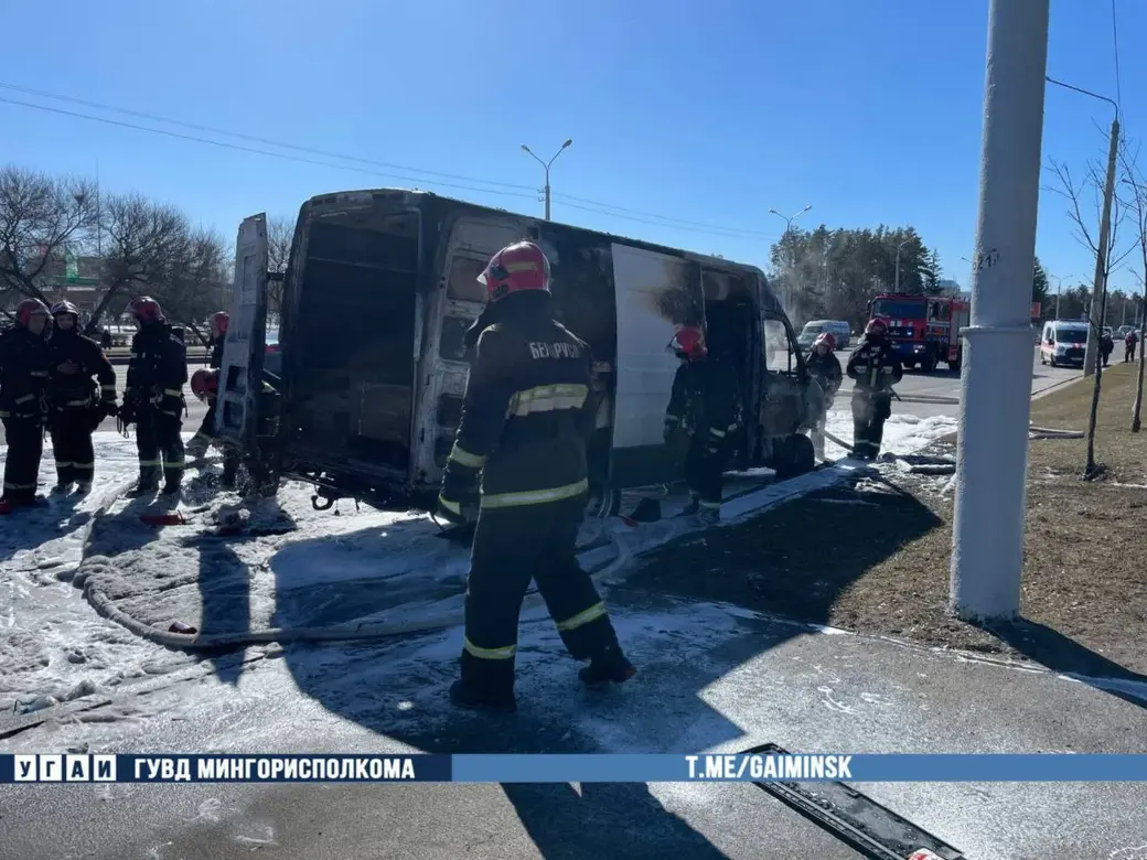 В Минске на проспекте Независимости на ходу загорелся микроавтобус |  bobruisk.ru