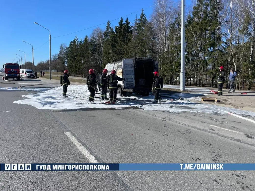 В Минске на проспекте Независимости на ходу загорелся микроавтобус |  bobruisk.ru