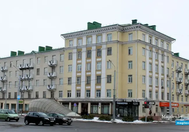 Дом на углу Ленинской и Мира в Могилеве: с лифтом в одном подъезде и одним секретом ключа на всех. Каким было жилье для