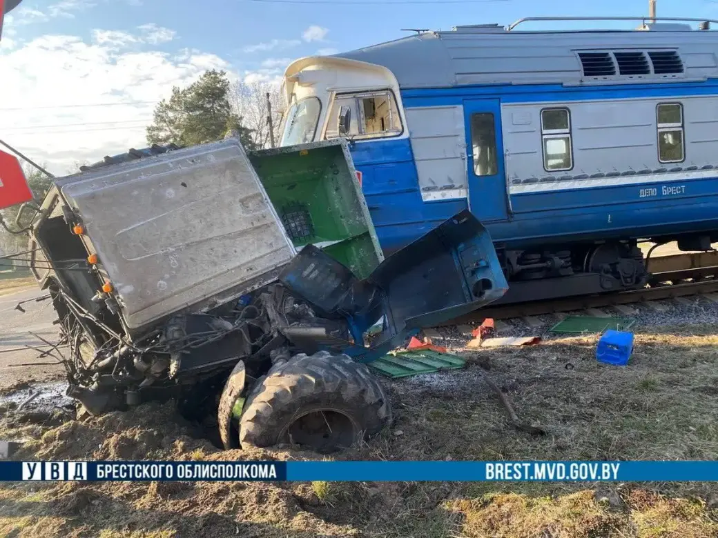 В Брестском районе пассажирский поезд столкнулся с трактором | bobruisk.ru