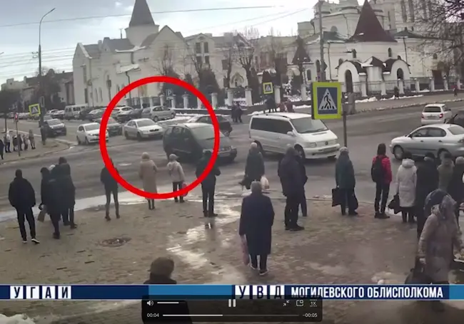 В Могилеве водитель на оживленном перекрестке «забыл», что существуют светофоры. Видеофакт