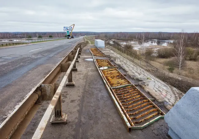 Пешеходы и велосипедисты, будьте осторожны на мосту: у ограждения нет двух секций