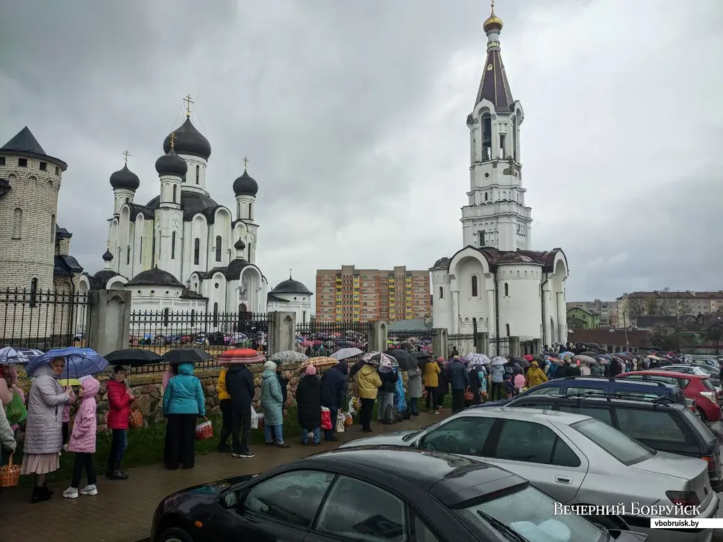 Верующие стоят в очереди под дождем, чтобы освятить пасхальную снедь.  Фоторепортаж из Ивацевичей | bobruisk.ru