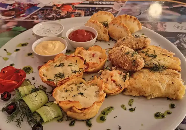 Кафе «Фанат»: мини-пирожки, мясные «камыши», колдуны – все для парочек. Дегустируем сеты «СмакFESTа» в Бобруйске