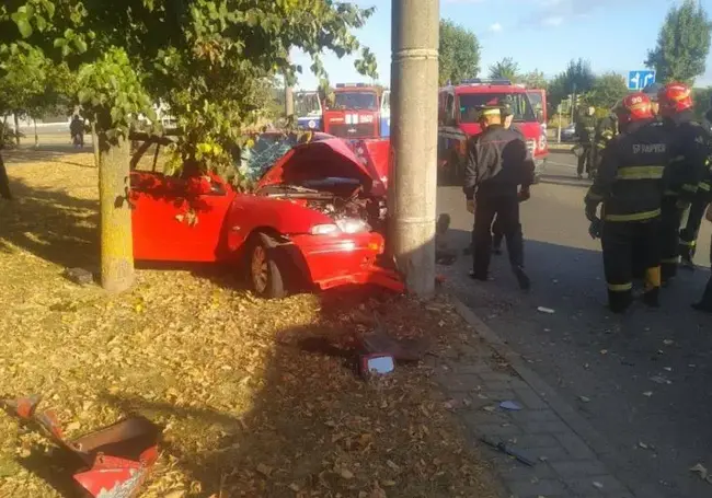 В Могилеве автомобиль врезался в столб. Водитель в реанимации