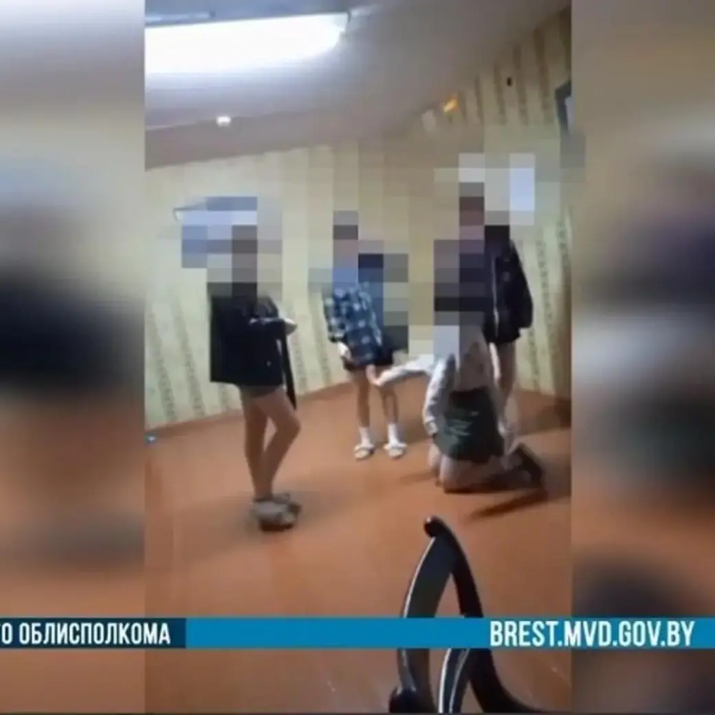 Русский гопник издевается над девушкой (398 видео)