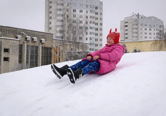 Снежный ноябрь позвал детей на горку. Фоторепортаж
