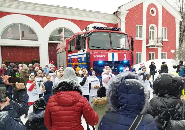 Вместо саней – пожарное авто. Как в Бобруйске прошел флеш-моб от спасателей