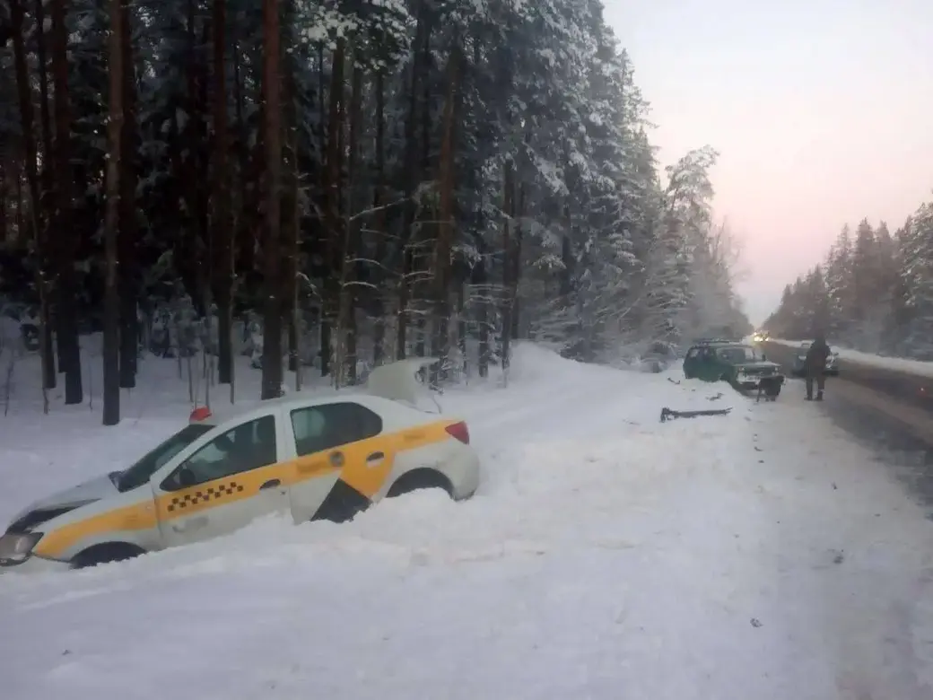 Ослепило солнцем. В Кировском районе Renault врезался в стоящий на обочине  ВАЗ | bobruisk.ru