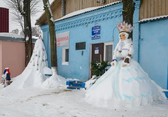 У гребной базы в Бобруйске «выросли» снежная ель и Снегурочка