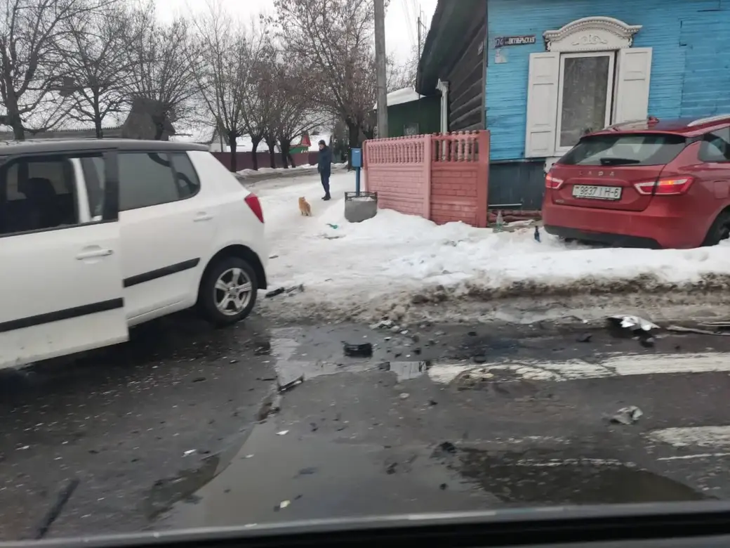 В Бобруйске после ДТП машина пробила забор дома (дополнено) | bobruisk.ru