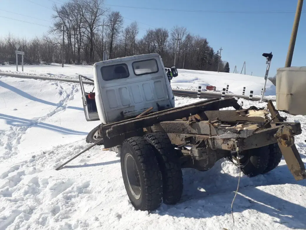 В Кричевском районе поезд сбил грузовой автомобиль, заглохший на переезде |  bobruisk.ru