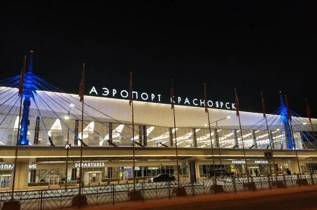 На борту «Боинга», который приземлился в Красноярске, произошла разгерметизация салона. Фото: АиФ-Красноярск.