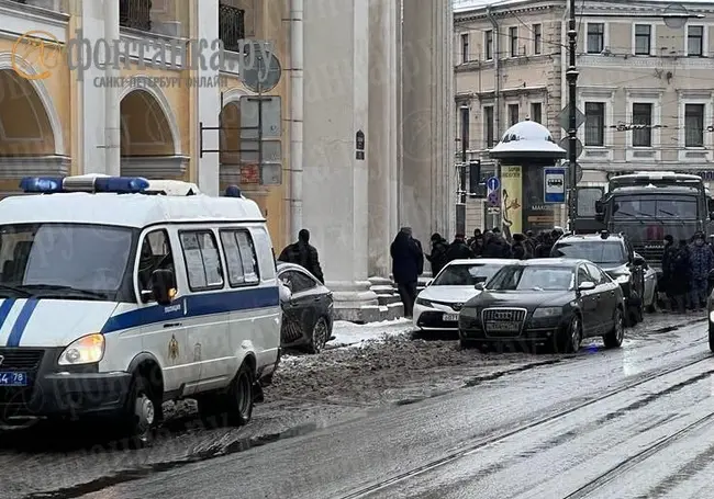 Вооруженный мужчина напал на сотрудника ОМОНа в центре Санкт-Петербурга