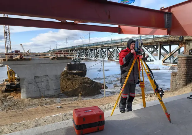 25 см в минуту – скорость роста нового моста у Титовки. Новые подробности со стройки (видео)