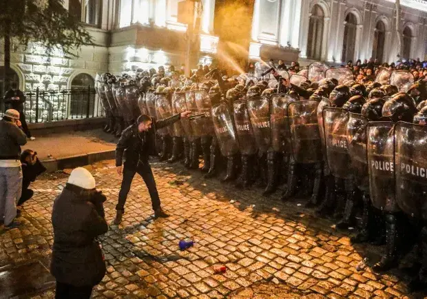 Митинги в Тбилиси: камни и бутылки против слезоточивого газа