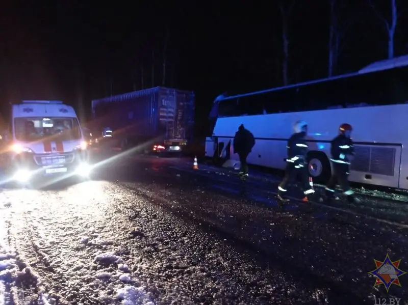 Порно видео трахнули в автобусе до ночи