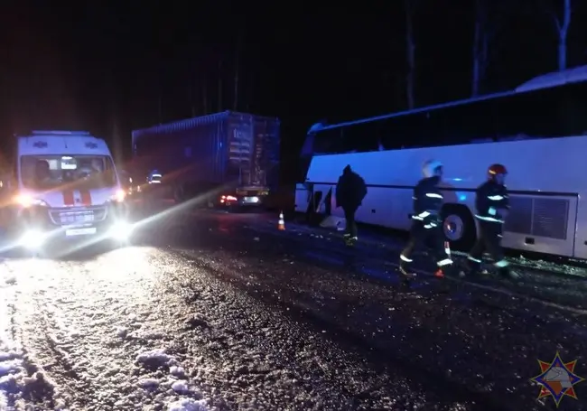 Туристический автобус столкнулся с фурой в Городокском районе. Видео