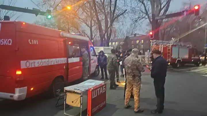 Пожар в хостеле в Алматы. Фото с места происшествия: ДЧС Алматы.