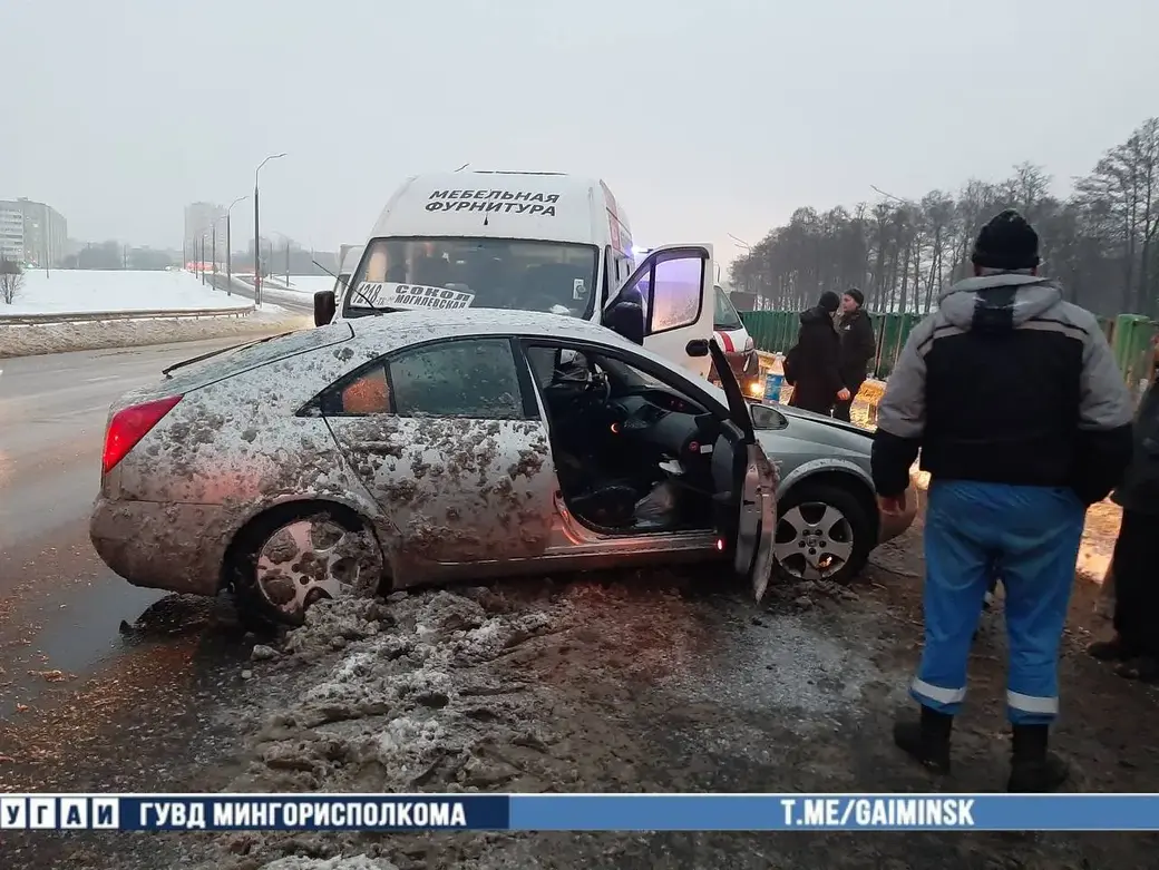 В Минске столкнулись легковой автомобиль и маршрутка, есть пострадавшие |  bobruisk.ru