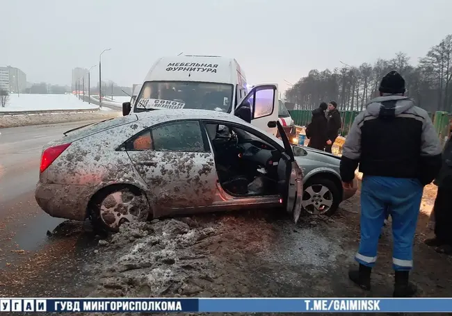 В Минске столкнулись легковой автомобиль и маршрутка, есть пострадавшие