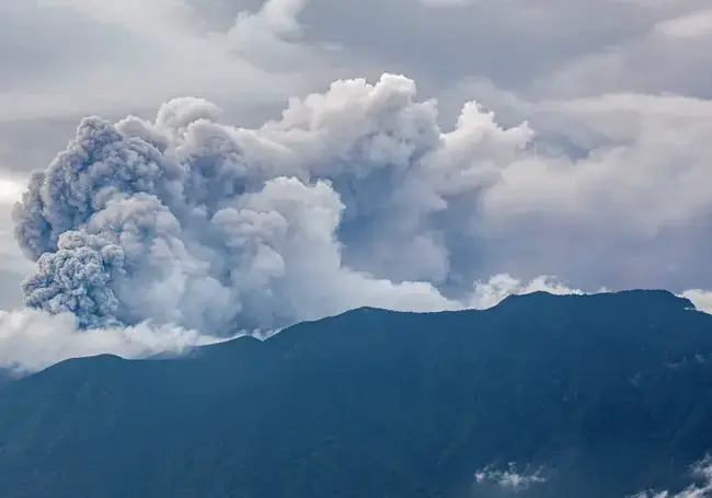 В Индонезии начал извергаться «вулкан Судного дня» Мерапи (видео)