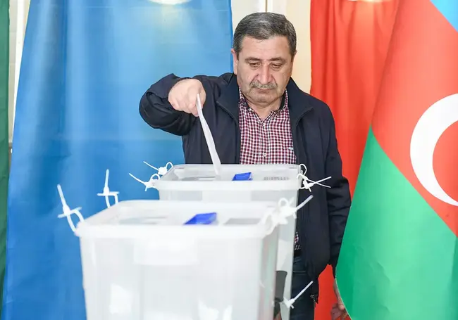 В Азербайджане назначены внеочередные выборы президента. С чем это связано?