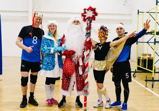 Драконы с Дедами Морозами в Бобруйске сыграли в волейбол