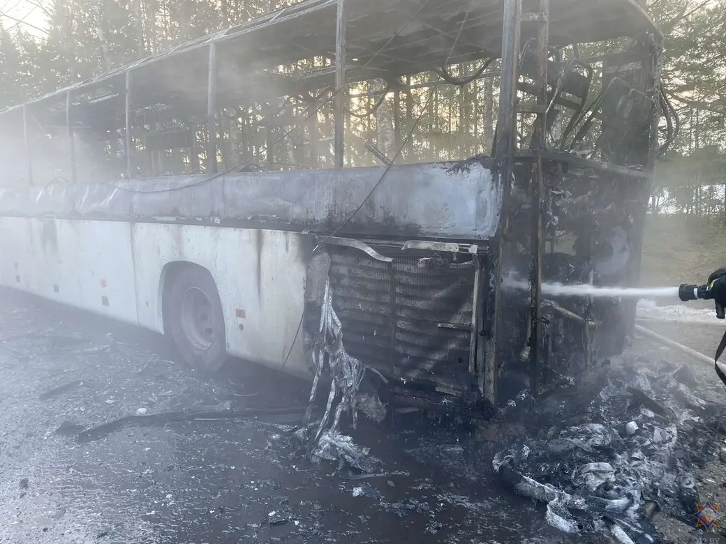 В Дрибинском районе горел автобус, следовавший из Могилева в Горки.  Пассажиры успели покинуть салон | bobruisk.ru