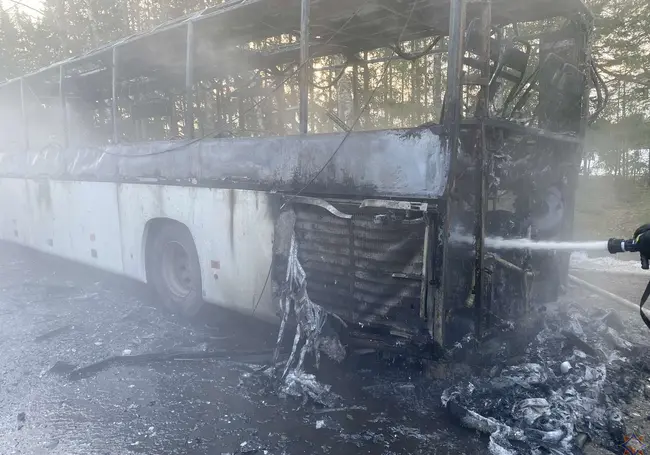 В Дрибинском районе горел автобус, следовавший из Могилева в Горки. Пассажиры успели покинуть салон