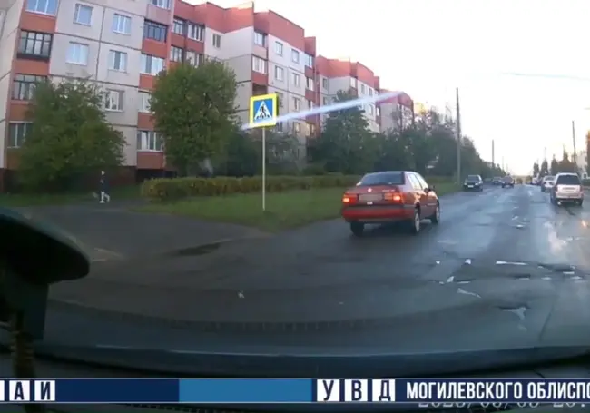 В Бобруйске водитель совершил опасный обгон и получил штраф. Видеофакт