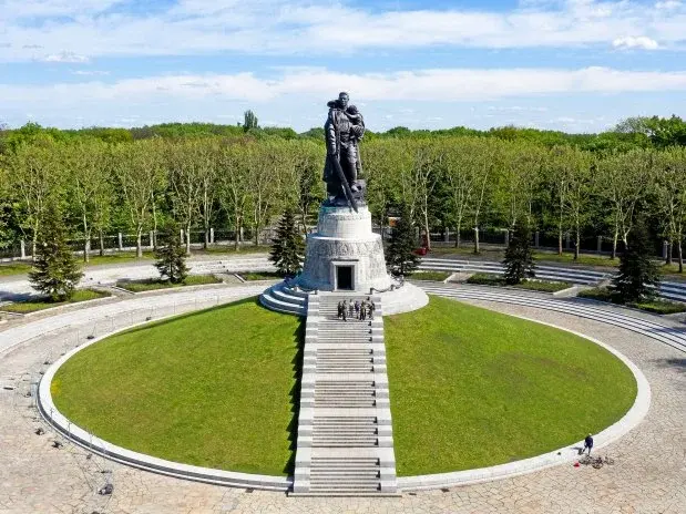 Монумент павшим в боях за Берлин советским воинам на военном мемориале в Трептов-парке в Берлине. Фото: DPA.