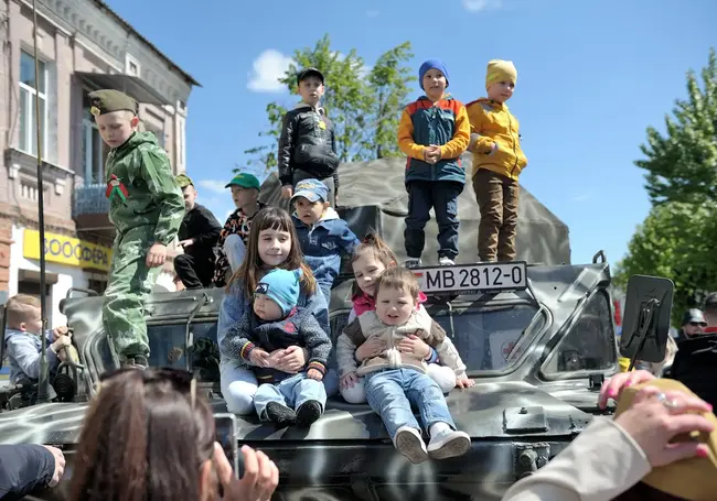 Бобруйск, площадь Победы, 9 мая. Выставка военной техники на радость детворе. Наш фоторепортаж