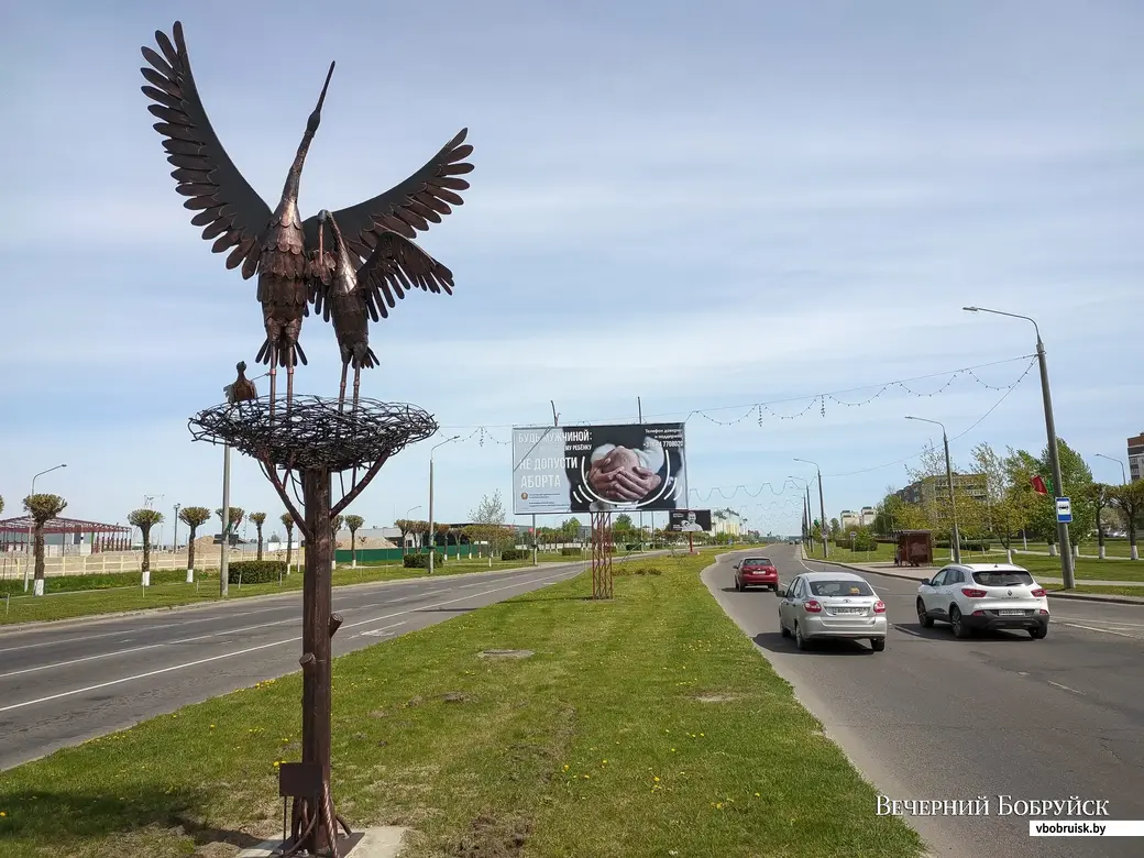 Металлическая скульптура аистов на Георгиевском проспекте в Бобруйске: фото  для тех, кто еще не видел | bobruisk.ru