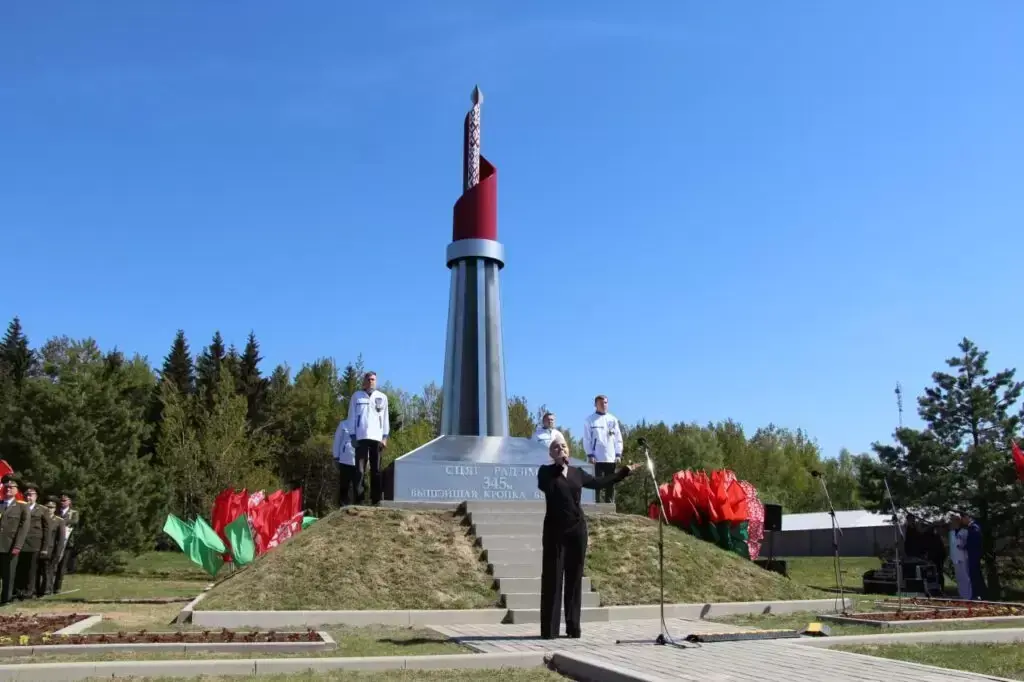 На высшей точке Беларуси — горе Дзержинской — установили «Сцяг Радзімы». Фото: mlyn.by.