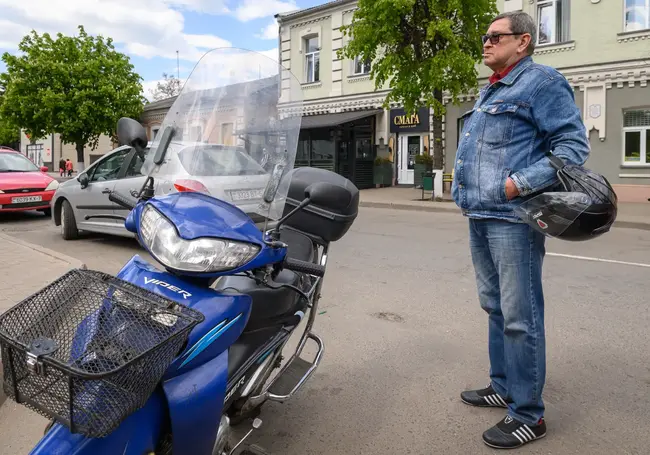 «Больше всего устает, конечно, «пятая точка», огнем горит!» Как бобруйчанин на мопеде объехал Беларусь и сгонял на Кавказ