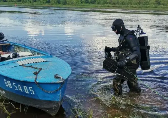 Бобруйские водолазы-спасатели при обследовании речного дна нашли немецкий шлем