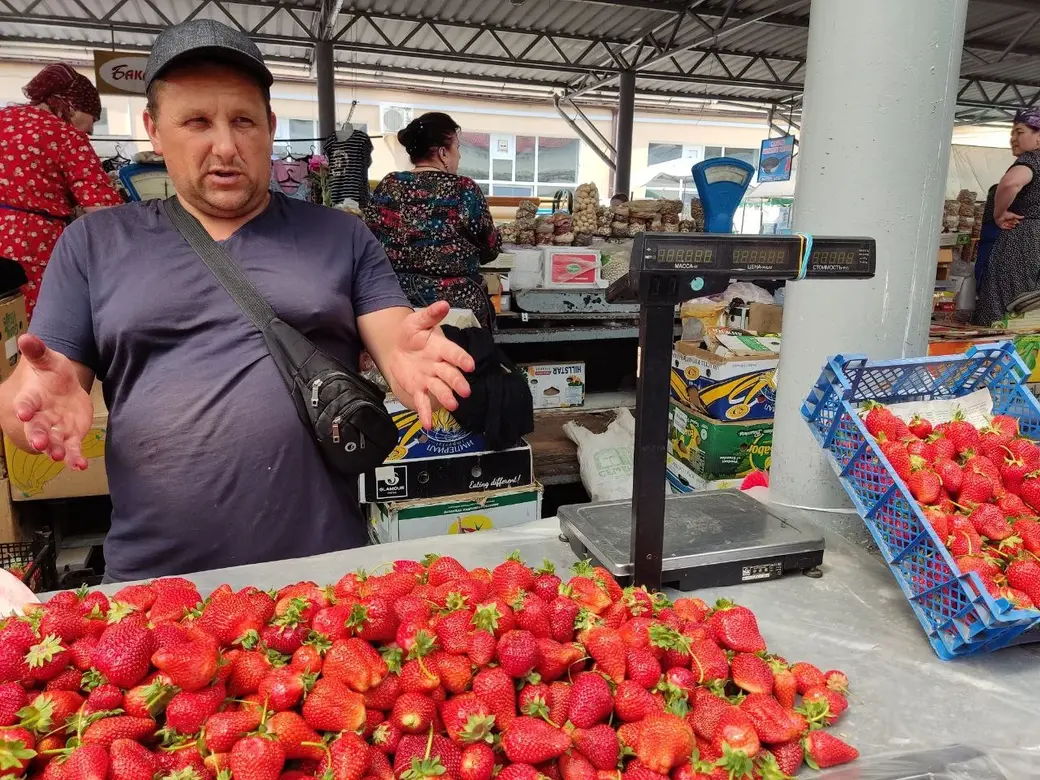 Сколько стоит летний ужин: узнали цены на сезонные овощи и клубнику на рынке в Могилеве