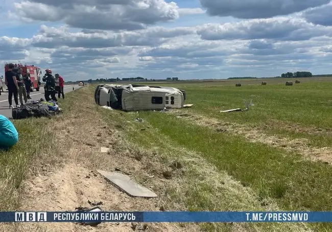 В отношении водителя маршрутки, перевернувшейся под Бобруйском, возбуждено уголовное дело