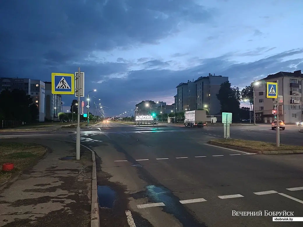 На арке у въезда в Бобруйск включили подсветку. Фотофакт | bobruisk.ru