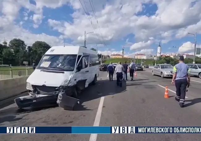 В Могилеве BMW в заносе на большой скорости врезался в маршрутку и два авто: двое пострадавших
