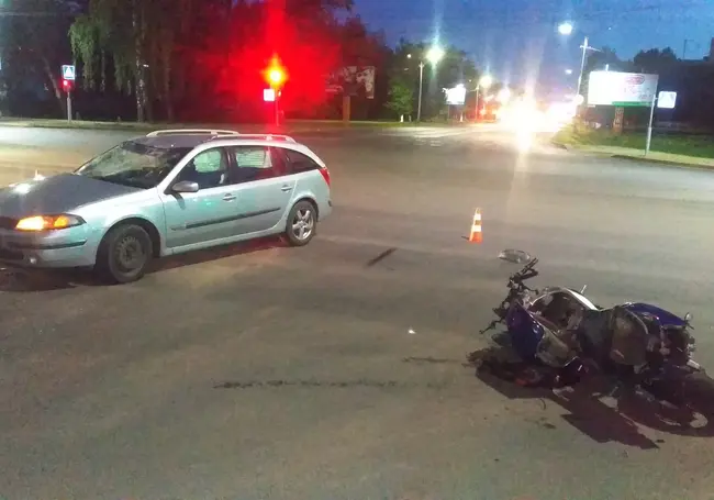 На главной улице Бобруйска мотоцикл столкнулся с автомобилем. Парня и девушку, ехавших на байке, увезла скорая