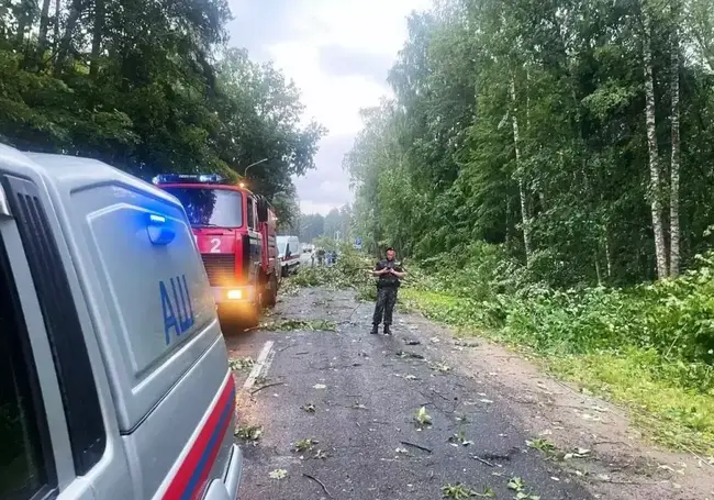 Сильный ураган накрыл часть Минского района: погибла девушка. Видео